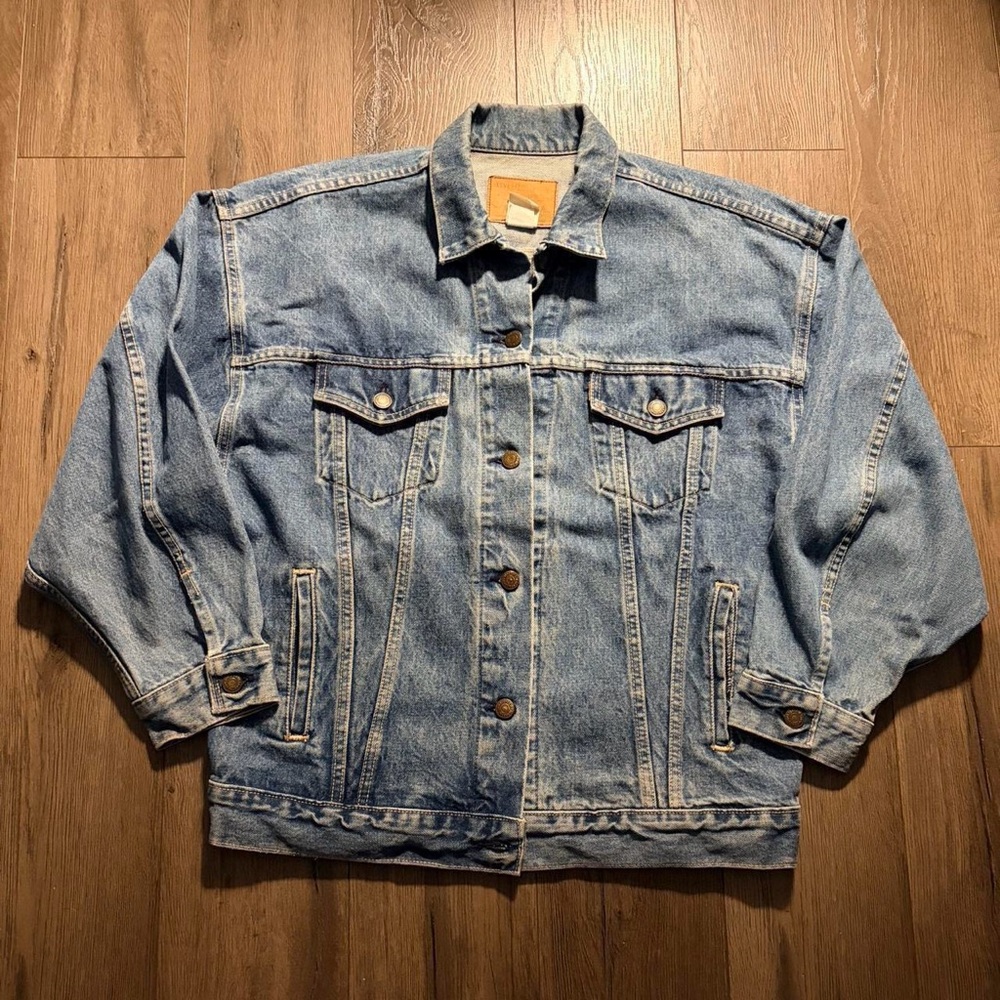 vintage 90s Levi’s Men’s blue denim Jean jacket medium wash MADE IN USA